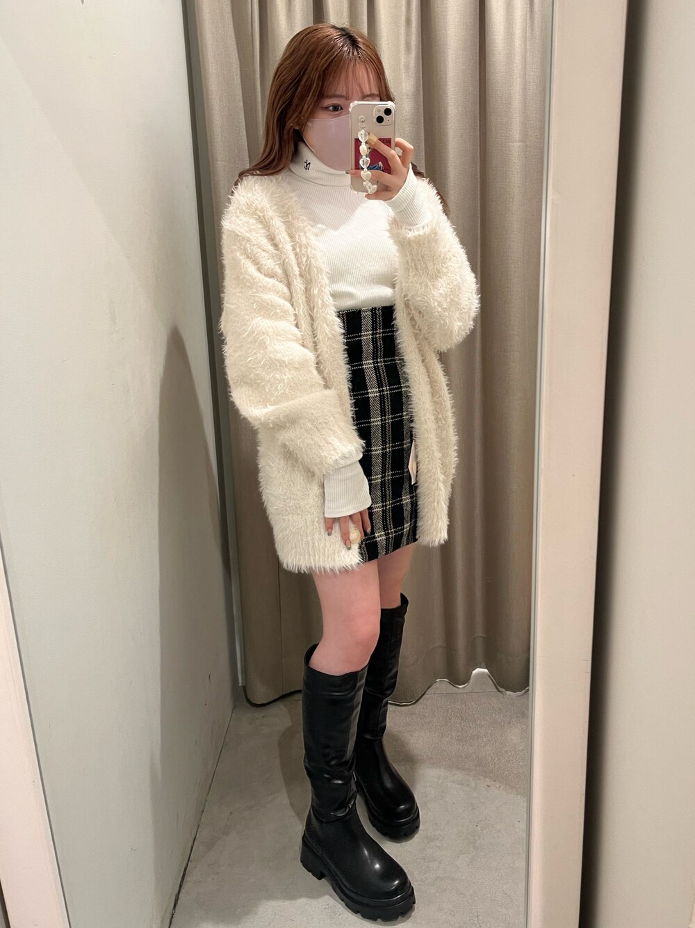「秋コーデ、オトナカワイイ、ガーリー、チェック、チェックスカート、フェザー、ロングカーディガン、カーディガン、ロングブーツ、ミニスカート、one after another NICE CLAUP、モノトーン、骨格ストレート、ブーツ」｜「one after another NICE CLAUPのタンク底ロングブーツ（ブーツ、ブラック系）」を使った、たじさん（レディース・156cm）の秋コーディネートの1枚目の写真