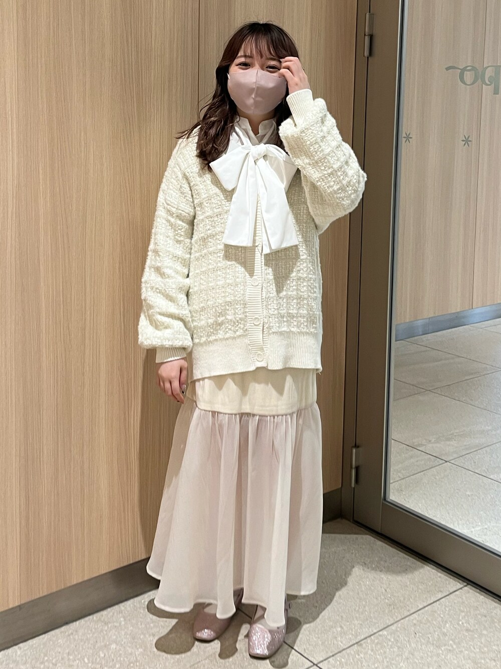 「オトナ女子、one after another NICE CLAUP、ナイスクラップ、マーメイドスカート、ロングカーディガン、カーディガン、ツイード、ボウタイブラウス、標準身長、骨格ストレート、ガーリー、キレイめ、ワントーンコーデ、オールホワイト、春コーデ」｜「one after another NICE CLAUPのN刺繍ボウタイブラウス　2023SS（シャツ/ブラウス、ホワイト系）」を使った、たじさん（レディース・156cm）の冬コーディネートの1枚目の写真