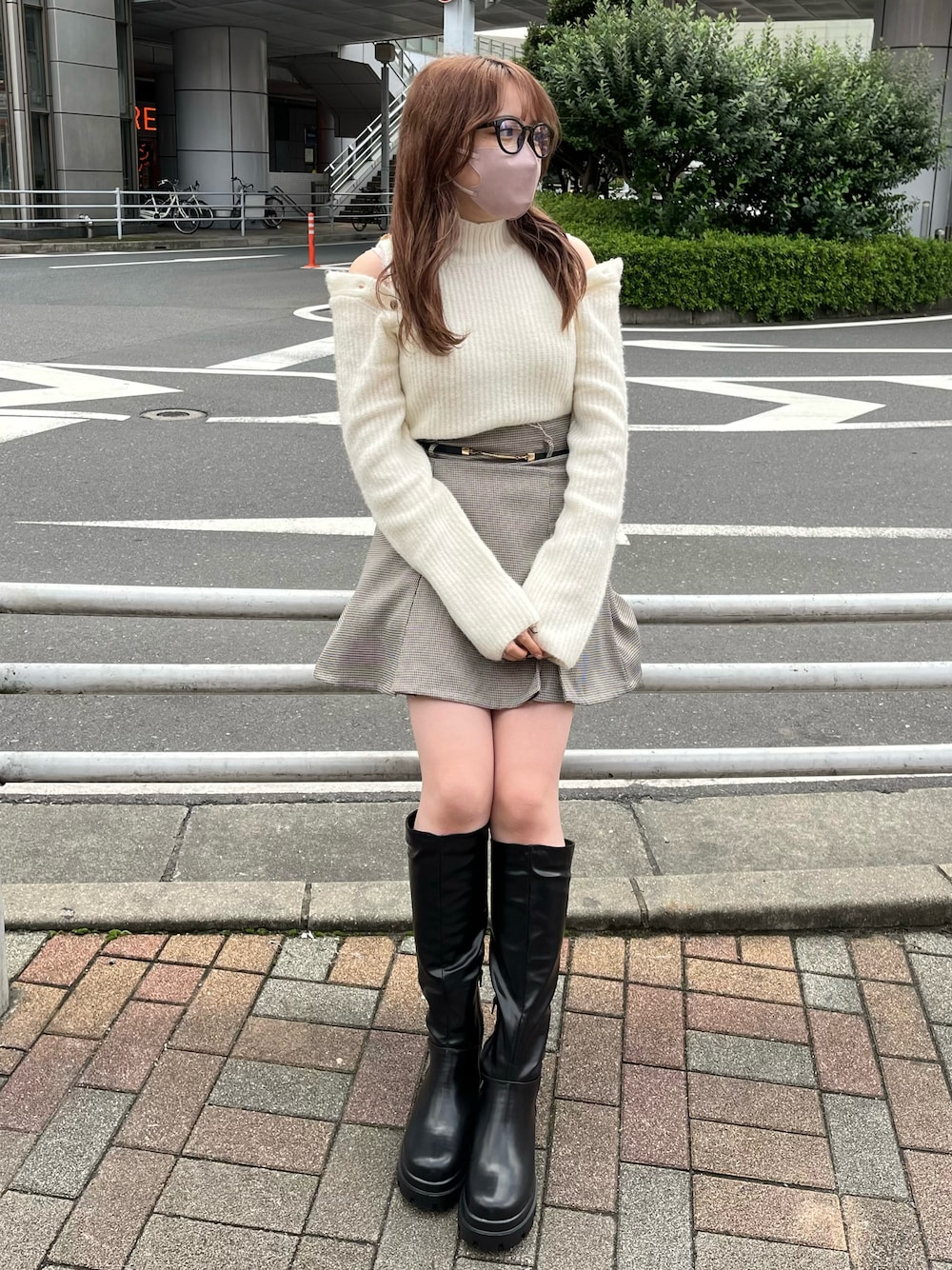 「秋服、休日コーデ、オトナ女子、大人かわいい、骨格ストレート、ガーリー、ロングブーツ、ブーツ、チェックスカート、白ニット、ミニスカート、めがね、ナイスクラップ、one after another NICE CLAUP、秋コーデ」｜「one after another NICE CLAUPのトレンドの肌見せができる。肩あきマルチWAYニット（ニット/セーター、ホワイト系）」を使った、たじさん（レディース・156cm）の秋コーディネートの1枚目の写真