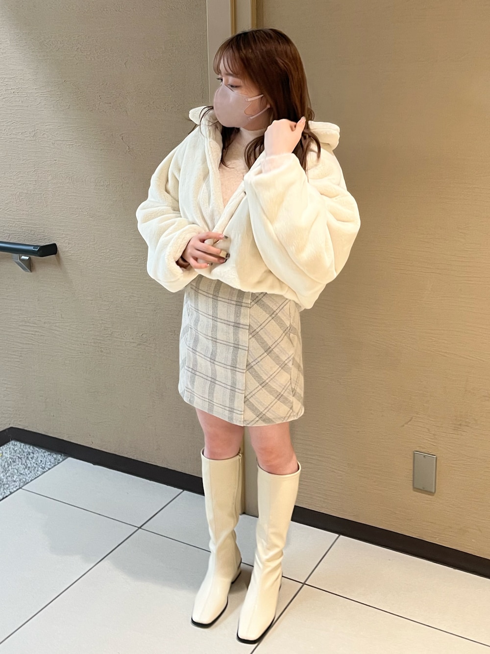 「秋コーデ、オトナカワイイ、ガーリー、キレイめ、ミニスカート、チェックスカート、フェザー、ニット、パステルカラー、ロングブーツ、骨格ストレート、one after another NICE CLAUP、ファー、ファーコート、ニットコーデ」｜「one after another NICE CLAUPのふわふわな肌触りで軽い着心地。ファーショートコート（その他アウター、ホワイト系）」を使った、たじさん（レディース・156cm）の秋コーディネートの1枚目の写真