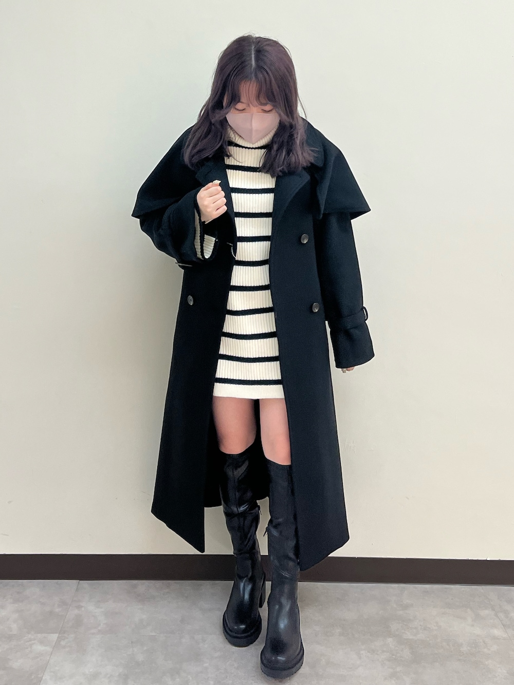 「ニットワンピース、タートルネック、ボーダー、ロングブーツ、ミニワンピ、モノトーン、ロングコート、ガーリー、大人ガーリー、one after another NICE CLAUP、ナイスクラップ、フレンチガーリー、骨格ストレート、標準身長、ボーダーニット」｜「one after another NICE CLAUPのNC刺繍ハイネックニットミニワンピ（ニット/セーター、ベージュ系）」を使った、たじさん（レディース・156cm）の冬コーディネートの1枚目の写真