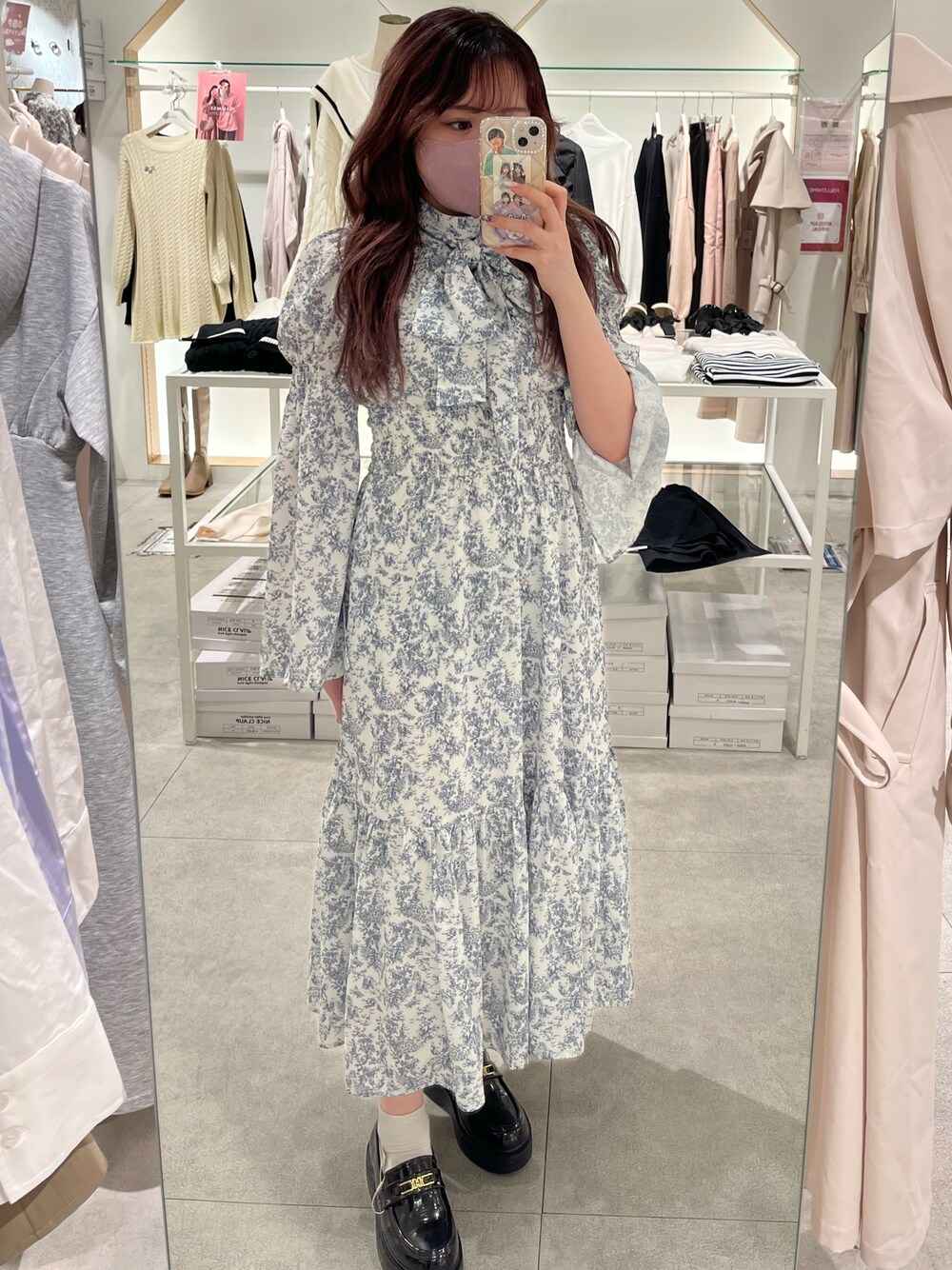 「ワンピース、キレイめ、トワルドジュイ、花柄ワンピース、デートスタイル（WOMEN）、one after another NICE CLAUP、ナイスクラップ、骨格ストレート、標準身長、ブルー、春カラー、春服、キレイめコーデ、ガーリー、スリット」｜「one after another NICE CLAUPの【ボウタイ取り外し可能】レディロングワンピース　2023SS（ワンピース、ホワイト系）」を使った、たじさん（レディース・156cm）の冬コーディネートの1枚目の写真
