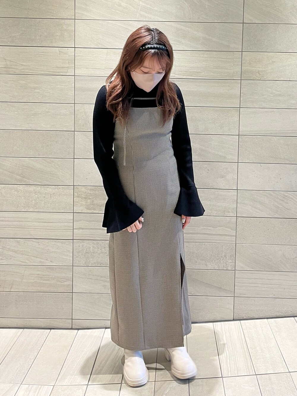 「キャミワンピ、スリット、ワンピース、チェック、スリットスカート、袖コンシャス、フレアスリーブ、タイトスカート、one after another NICE CLAUP、ナイスクラップ、ブラック、ハイネック、キレイめ、デートスタイル（WOMEN）、デート」｜「one after another NICE CLAUPの【新色追加】Iラインスリットキャミワンピース（ワンピース、ブラウン系）」を使った、たじさん（レディース・156cm）の秋コーディネートの1枚目の写真