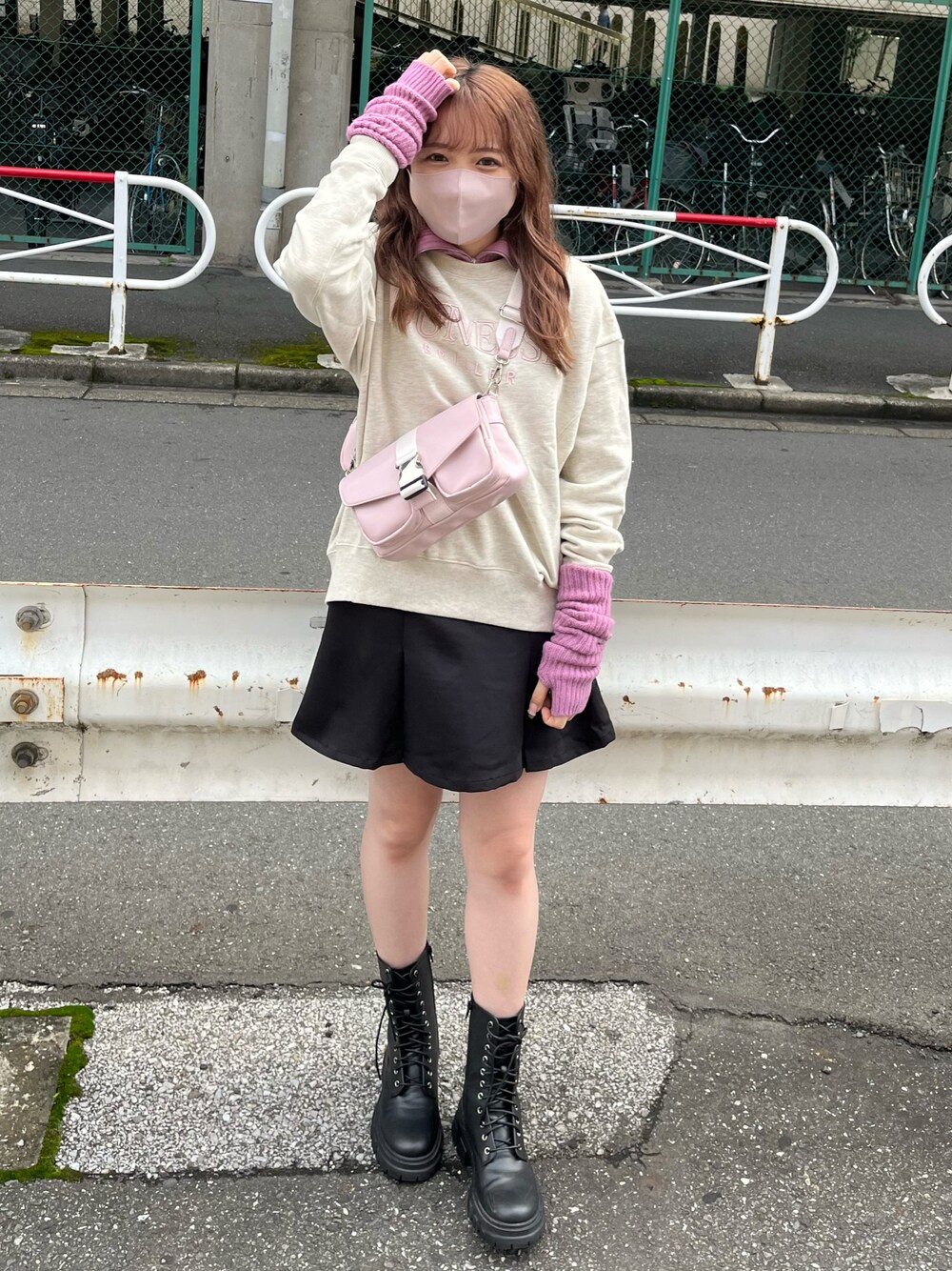 「秋服、トレンド、アームウォーマー、スウェット、ミニスカート、レースアップシューズ、ボディバッグ、ピンク、カジュアルガーリー、one after another NICE CLAUP、nice claup、ナイスクラップ、骨格ストレート、ブルベ夏、ブーツ」｜「one after another NICE CLAUPのゆるシルエットがポイント。ロゴ刺繍スウェット（スウェット、ベージュ系）」を使った、たじさん（レディース・156cm）の秋コーディネートの1枚目の写真