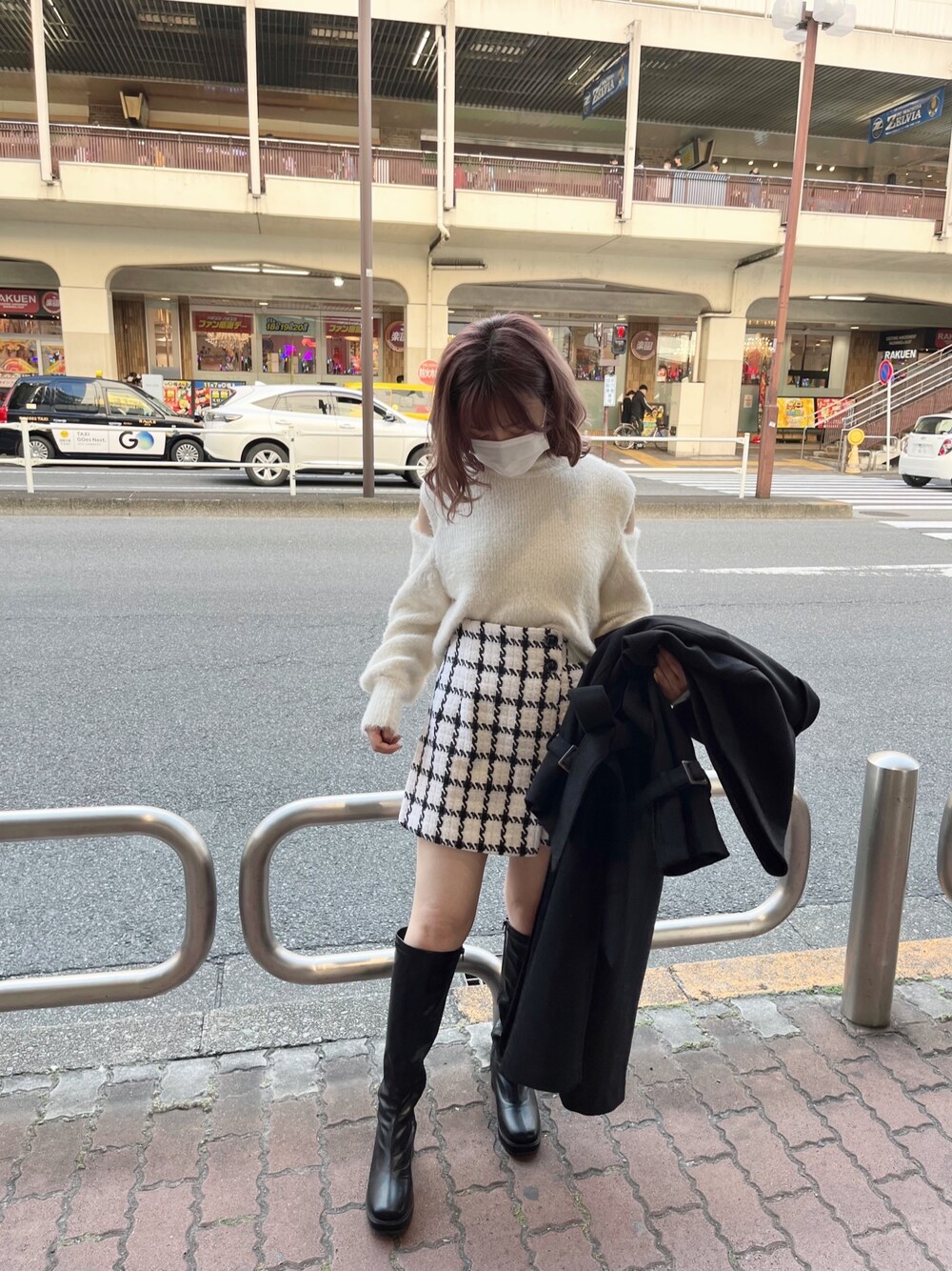 ホワイト系のニット/セーター、ホワイト系のその他パンツ、ブラック系のブーツを着用したレディースの秋コーディネートの1枚目の写真