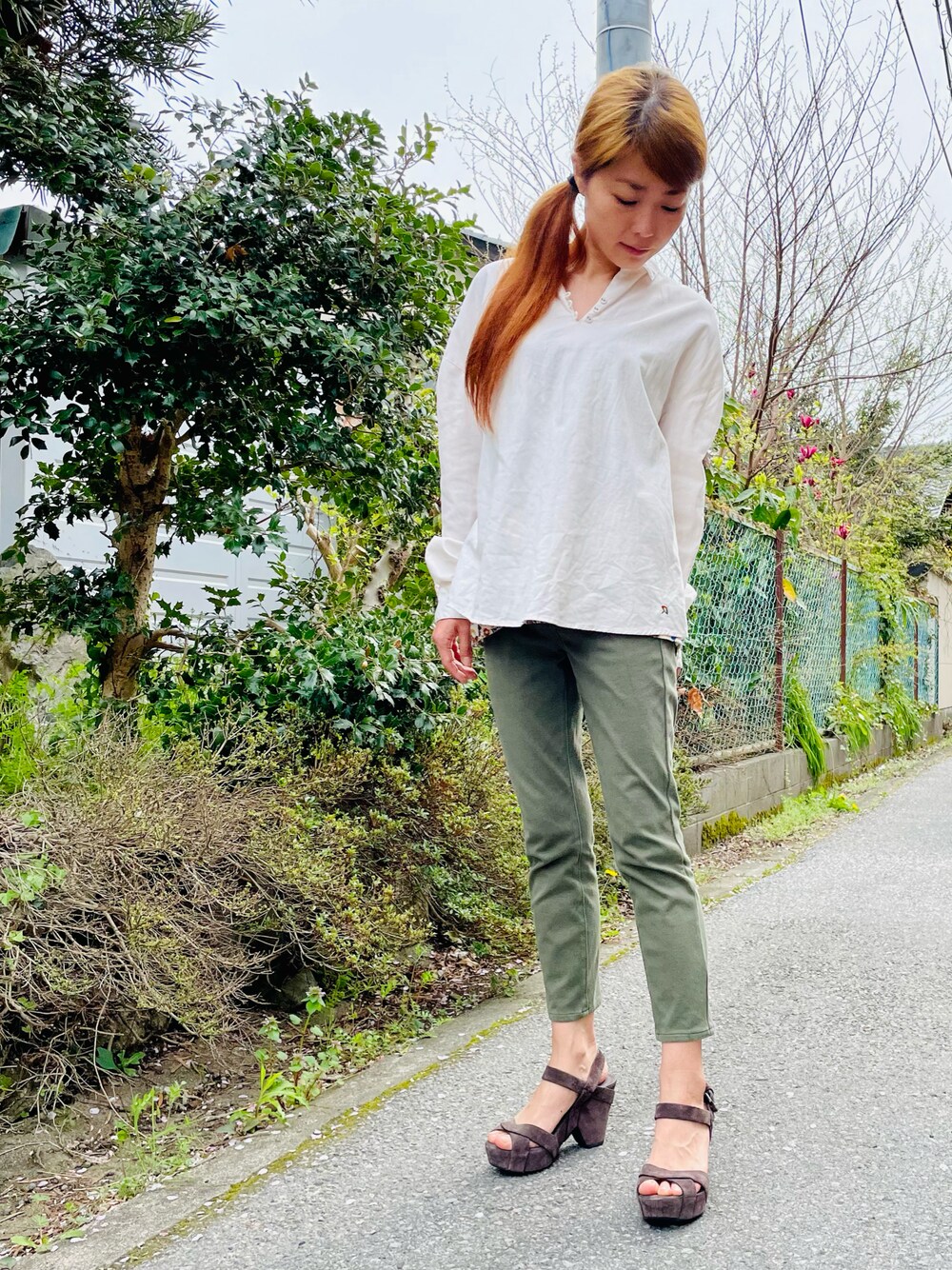 「春服、レイヤードスタイル、古着コーデ、低身長、低身長コーデ、低身長女子、ユニクロ、ユニクロコーデ、プルオーバー、アーノルドパーマー、Arnold Palmer、robertodelcarlo、おしゃれさんと繋がりたい、サンダル、ご近所コーデ」｜「UNIQLOのアイテム（パンツ、グリーン系）」を使った、Charlotteさん（レディース・154cm）の春コーディネートの1枚目の写真