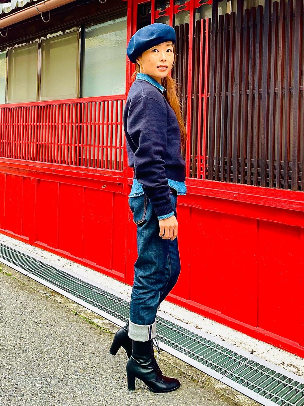 「春、春服みてみて、おしゃれさんと繋がりたい、カジュアルコーデ、低身長、デニムパンツ、plusj、デニムコーデ、cava cava、ベレー帽、レースアップブーツ、デニムシャツ、ユニクロ、H&M、セルヴィッチ」｜「UNIQLOのアイテム（デニムパンツ、ブルー系）」を使った、Charlotteさん（レディース・154cm）の春コーディネートの1枚目の写真