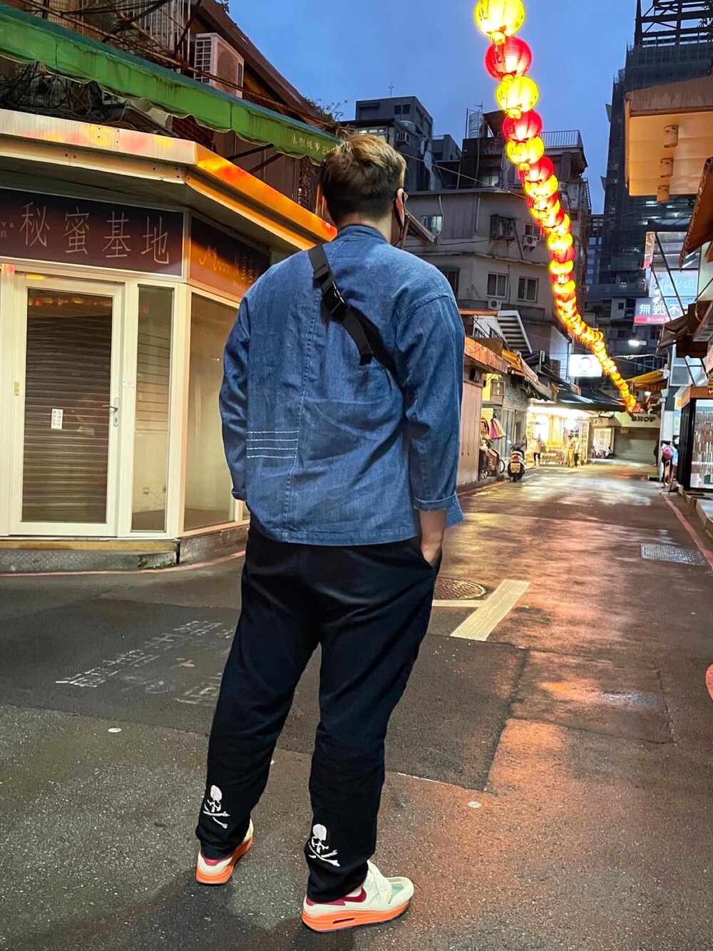 「街頭穿搭」｜「mastermind JAPANのアイテム（アンサンブル、ブラック系）」を使った、Ivan Chenさん（メンズ・183cm）の冬コーディネートの1枚目の写真