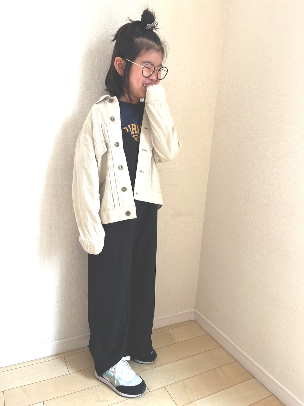 「休日スタイル、長女、春コーデ、スニーカー女子、メガネ女子、サロペット、Tシャツ、PUMA、オーバーサイズ、8歳、休日コーデ、春服みてみて」｜「B:MING by BEAMSのアイテム（ノーカラージャケット、ベージュ系）」を使った、K♡Eさん（キッズ・125cm）の春コーディネートの1枚目の写真