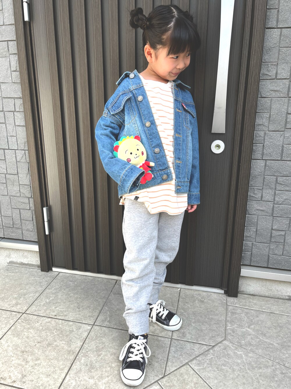 「春服デビュー宣言、休日スタイル、キッズファッション、カジュアルコーデ、オーバーサイズ、プチプラコーデ、スウェットパンツ、コンバース、チャンピオン、女の子」｜「BREEZEのWEB限定 無地長袖Tシャツ（Tシャツ/カットソー、その他）」を使った、K♡Eさん（キッズ・110cm）の春コーディネートの1枚目の写真
