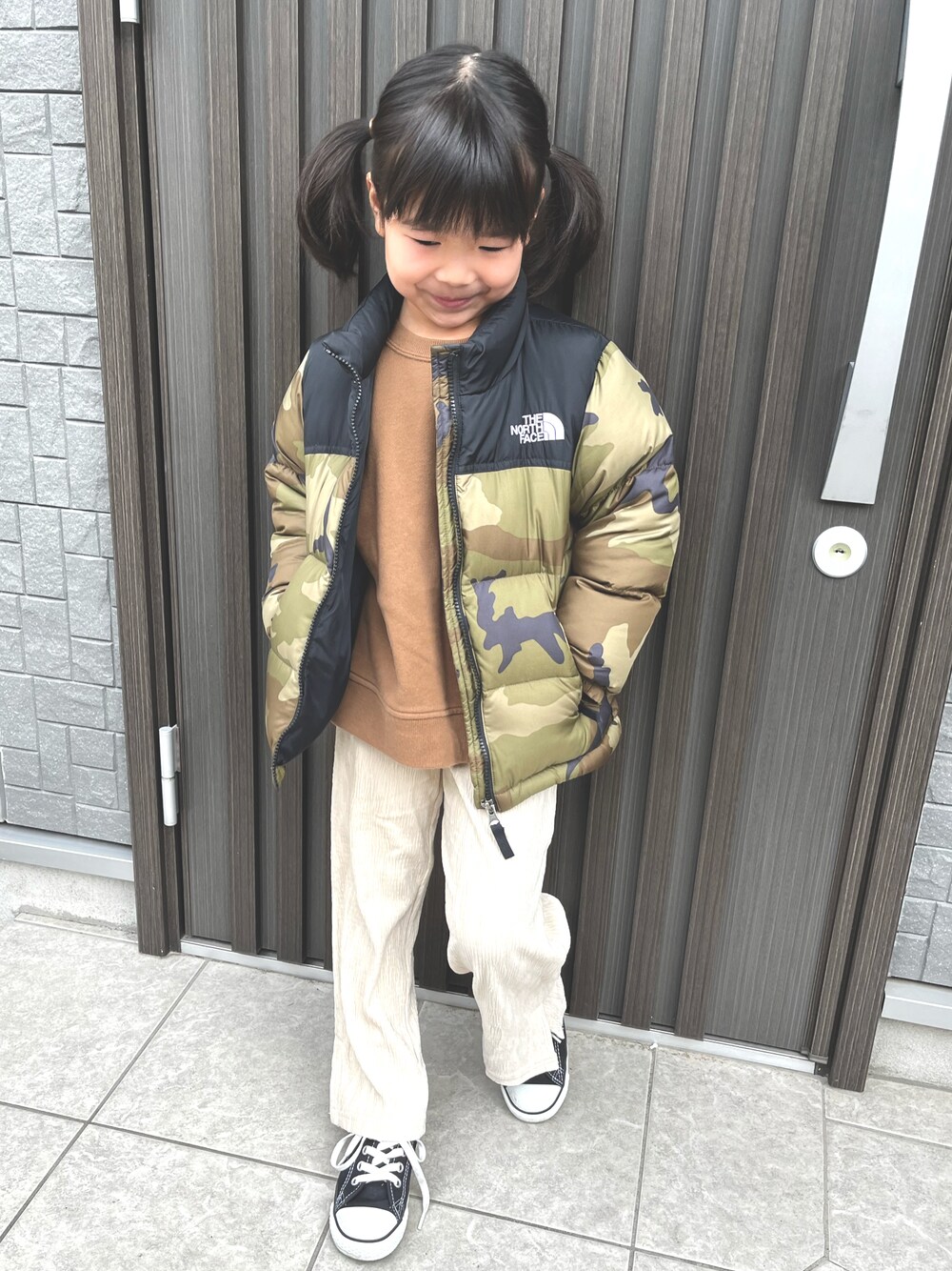 「カジュアルコーデ、キッズファッション、スウェット、女の子コーデ、休日スタイル、converse、THE NORTH FACE、グローバルワーク(GLOBAL WORK)、Champion、オーバーサイズ、ダウンジャケット」｜「THE NORTH FACEのTHE NORTH FACE Novelty Nuptse Jacket（ダウンジャケット/コート、グリーン系）」を使った、K♡Eさん（キッズ・110cm）の冬コーディネートの1枚目の写真