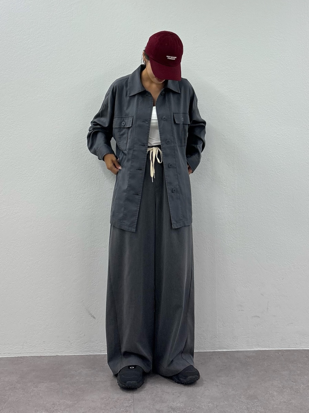 「セットあっぷ、セット、セットアップ、セットアップスタイル、秋服、秋のコーデ、キレイめコーデ、オトナカワイイ、大人ファッション、おしゃれさんと繋がりたい、おでかけコーデ、初秋のパンツスタイル、お洒落さんとつながりたい、今日のコーデ、大人コーデ」｜「CIAOPANIC TYPYのひんやりテンセルオーバーシャツ（シャツ/ブラウス、グレー系）」を使った、kkyn78さん（レディース・159cm）の秋コーディネートの1枚目の写真