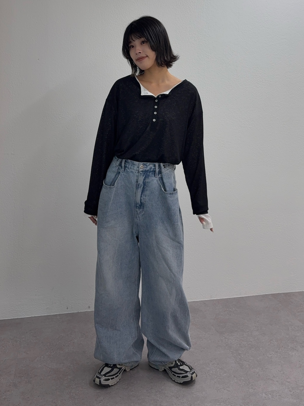 ホワイト系のTシャツ/カットソー、ブラック系のTシャツ/カットソー、ブルー系のデニムパンツを着用したレディースの秋コーディネートの1枚目の写真