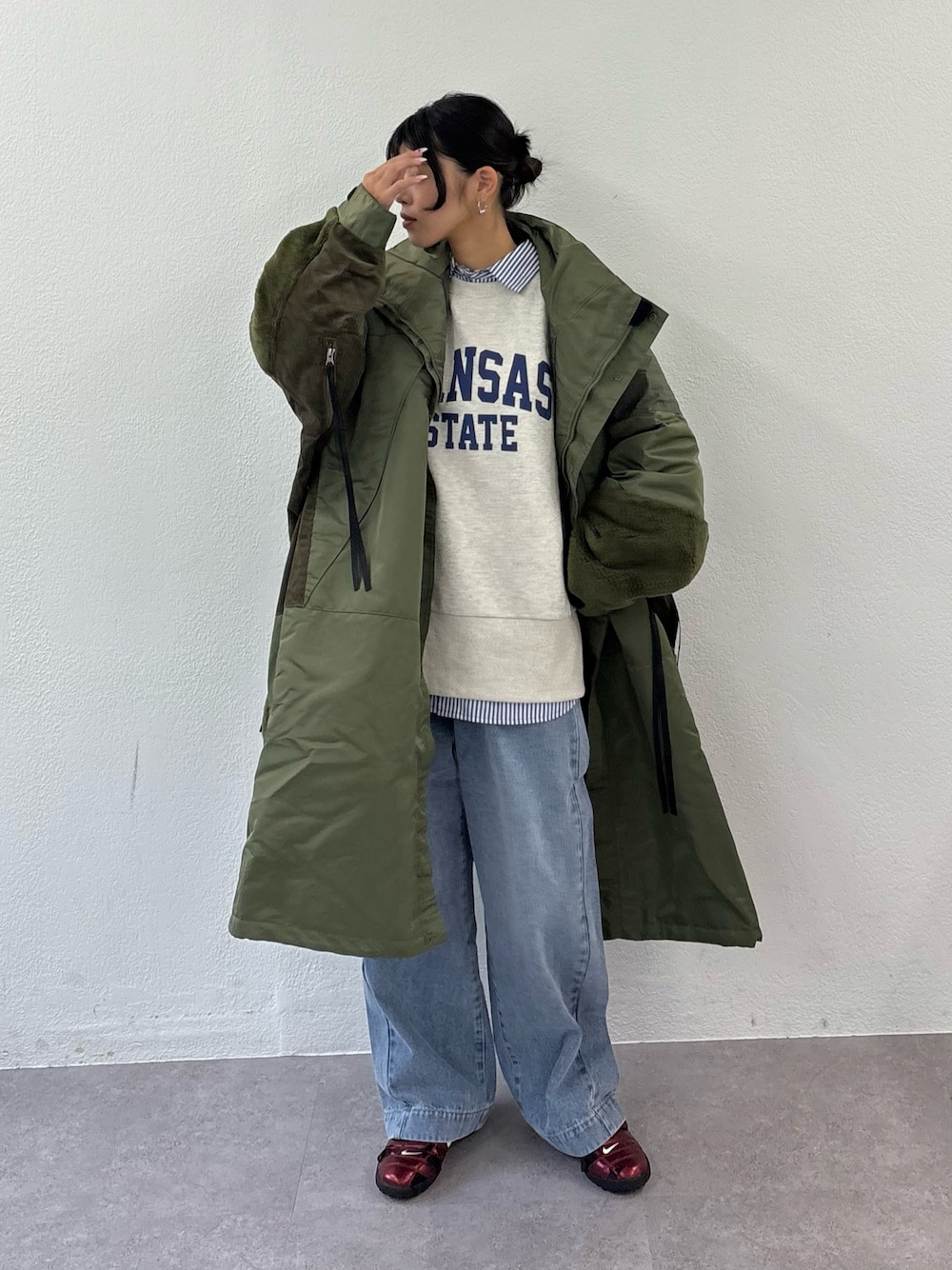 ブルー系のデニムパンツ、ホワイト系のスウェット、ブルー系のシャツ/ブラウスを着用したレディースの秋コーディネートの1枚目の写真