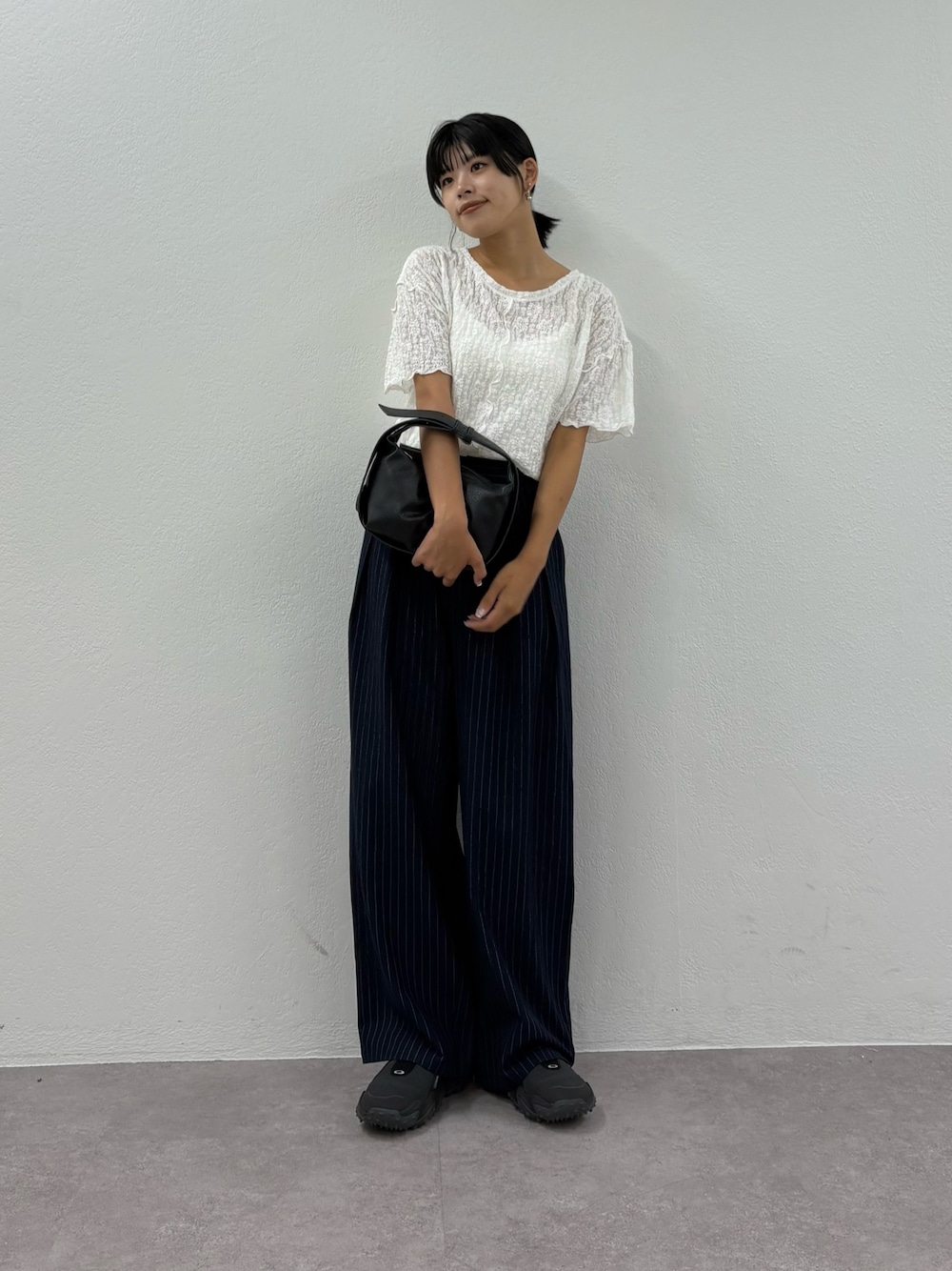 「秋服、秋のコーデ、オトナカワイイ、大人ファッション、キレイめコーデ、おしゃれさんと繋がりたい、おでかけコーデ、初秋のパンツスタイル、お洒落さんとつながりたい、今日のコーデ、大人コーデ、シンプル」｜「CIAOPANIC TYPYのシアーレース半袖メロウトップス（Tシャツ/カットソー、ホワイト系）」を使った、kkyn78さん（レディース・159cm）の秋コーディネートの1枚目の写真