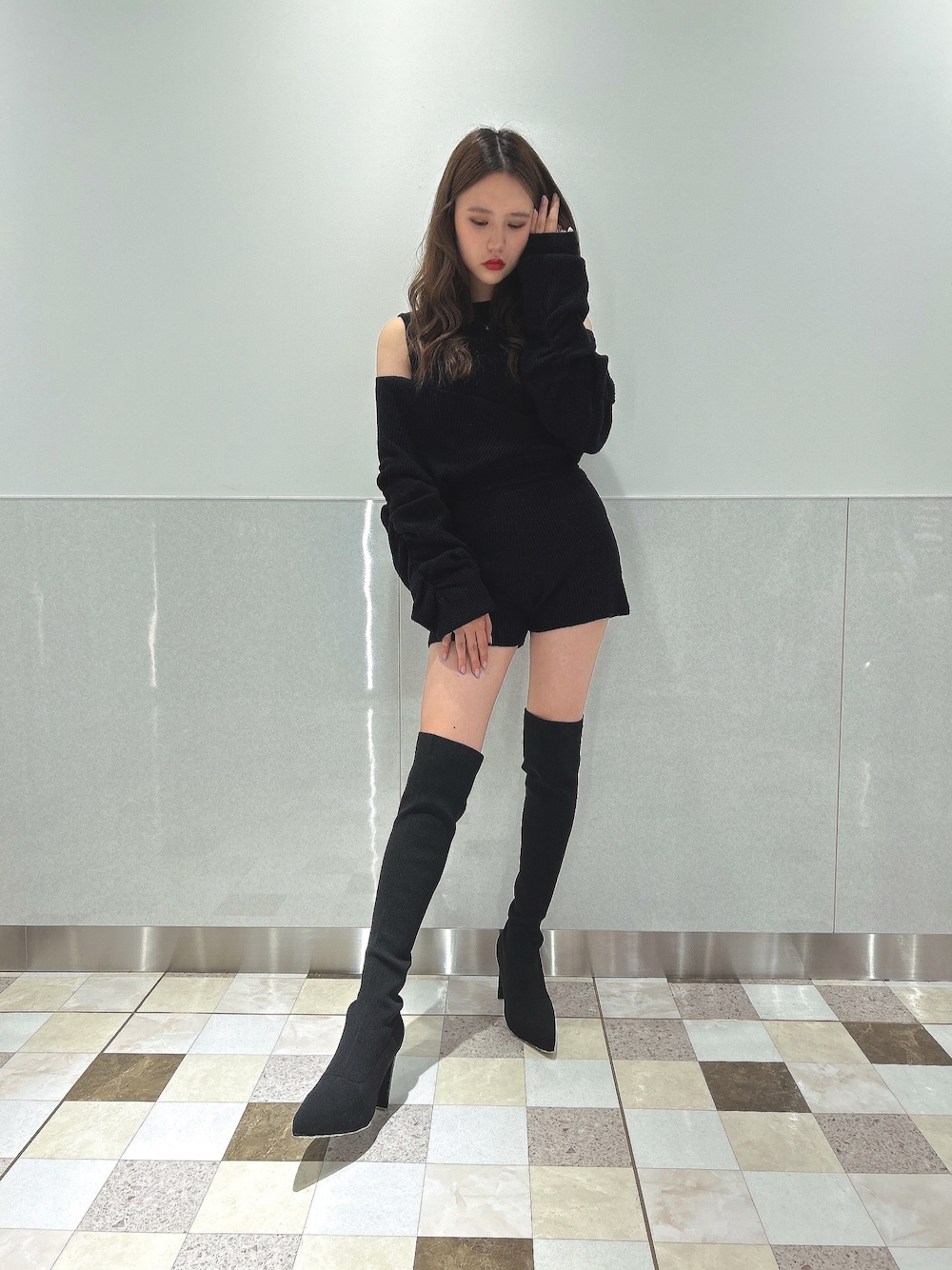 ブラック系のつなぎ/オールインワン、ブラック系のブーツを着用したレディースの秋コーディネートの1枚目の写真