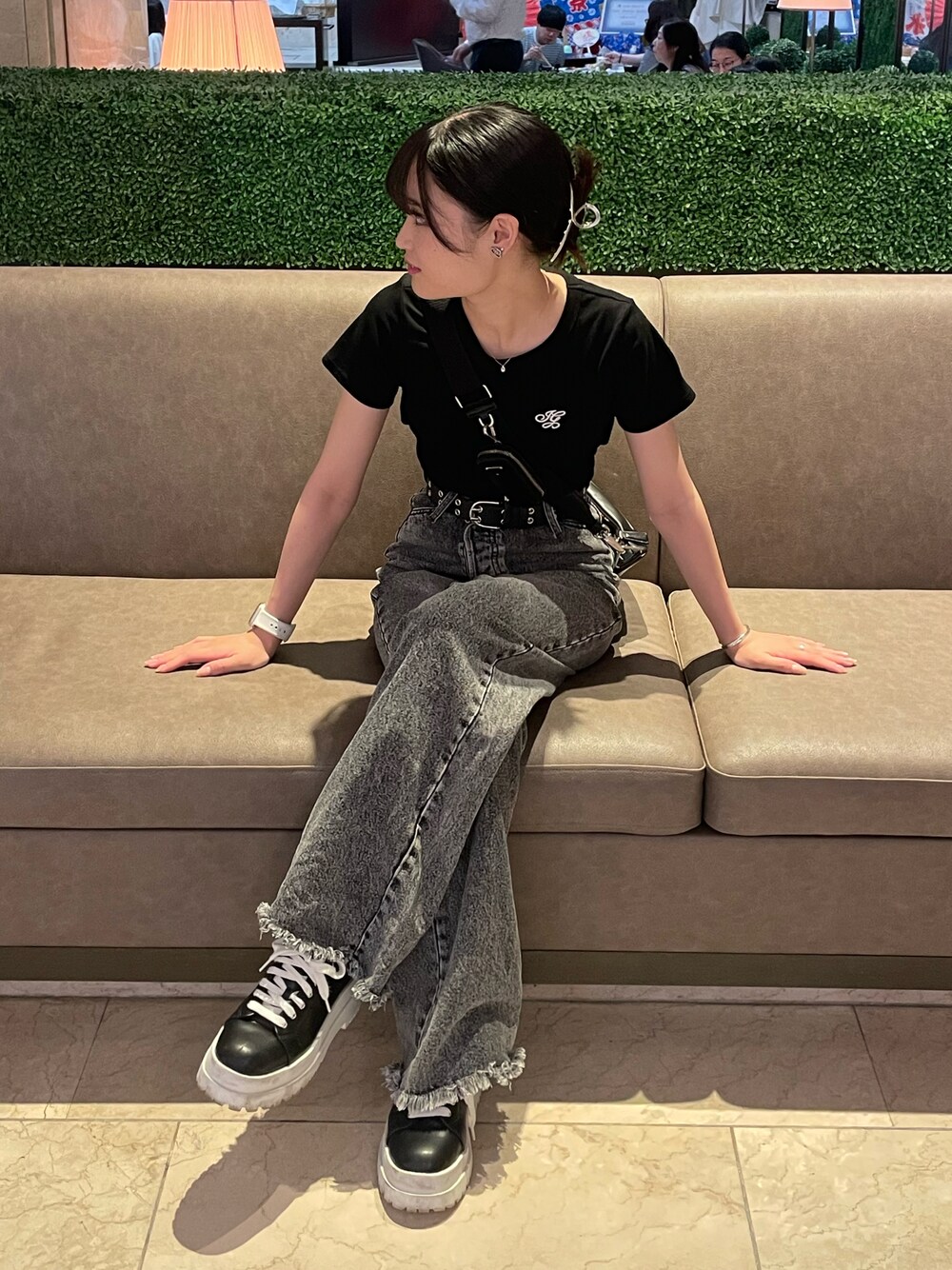 「パンツスタイル、お洒落さんとつながりたい、夏コーデ、ootd、デニムコーデ、夏トップス、Tシャツコーデ、ショート丈トップス、outfit、モードカジュアル」｜「INGNIのBACKリボン胸ロゴTシャツ（Tシャツ/カットソー、ブラック系）」を使った、Yumekaさん（レディース・156cm）の夏コーディネートの1枚目の写真