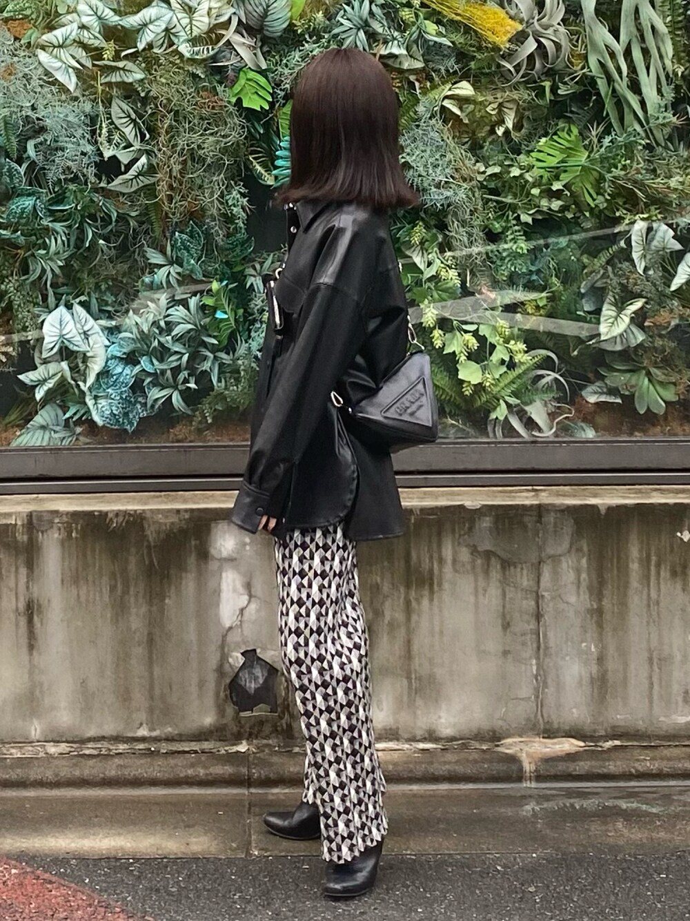 「秋冬コーデ、お出かけコーデ、黒、秋服、秋のコーデ、ニットパンツ、モード、モード系、モノトーン、オールブラック、オトナカジュアル、ファッションを楽しもう、キレイめカジュアル、155cm、あったかコーデ」｜「niko and...のアイテム（パンツ、ブラック系）」を使った、Yumekaさん（レディース・155cm）の秋コーディネートの1枚目の写真
