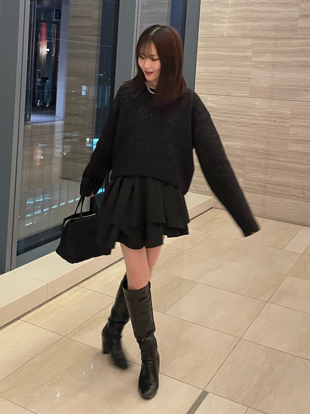 「休日スタイル、大人かわいい、シンプルコーデ、お出かけコーデ、おしゃれさんと繋がりたい、モノトーンコーデ、フリル、キレイめ、ワントーンコーデ、ブラック、ワンピース、ニット、ロングブーツ、デート、冬コーデ」｜「CADUNEのフレアセットニット（ニット/セーター、ブラック系）」を使った、Yumekaさん（レディース・157cm）の冬コーディネートの1枚目の写真