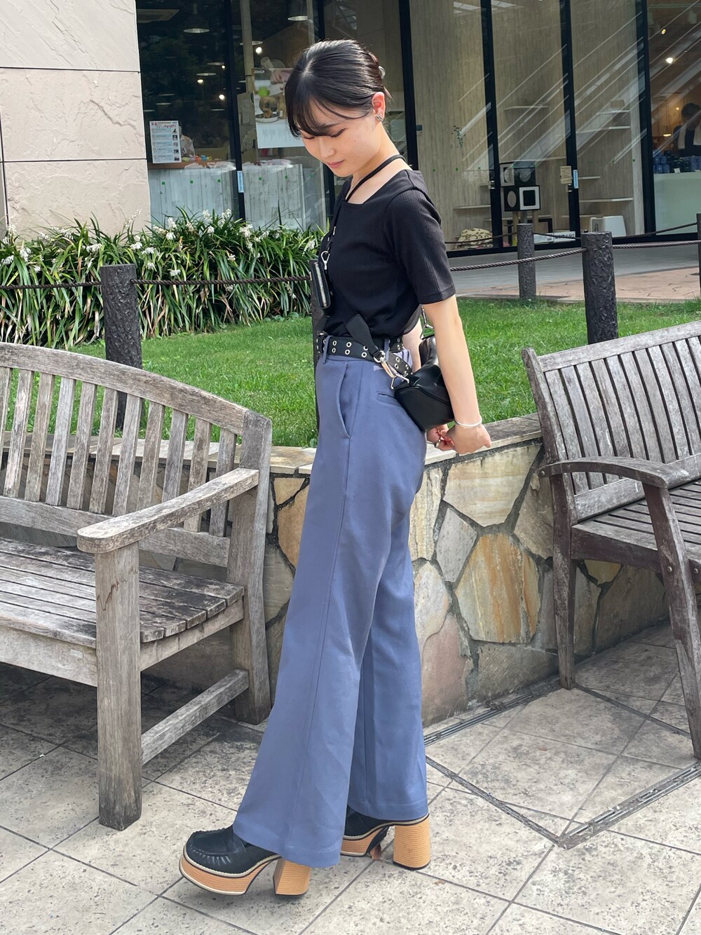 「お出かけコーデ、パンツスタイル、ootd、今日のコーデ、厚底シューズ、フレアパンツ、カラーパンツ、大人カジュアル、オトナ女子、きれいめカジュアル、夏コーデ、夏ファッション、シンプルコーデ、モード、モード系」｜「AZUL by moussyのアイテム（Tシャツ/カットソー、ブラック系）」を使った、Yumekaさん（レディース・156cm）の夏コーディネートの1枚目の写真