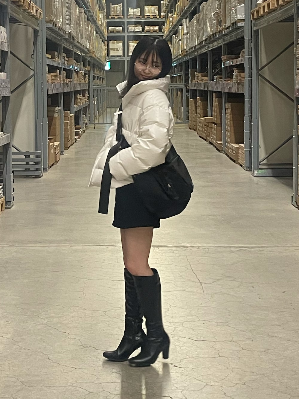 「秋冬コーデ、オトナ女子、シンプルスタイル、おでかけコーデ、秋冬、シンプル、ブーツスタイル、お出かけコーデ、オトナカジュアル、カジュアル、おしゃれさんと繋がりたい、モノトーン、冬服、ホワイトコーデ、ホワイト」｜「niko and...のアイテム（ショルダーバッグ、ブラック系）」を使った、Yumekaさん（レディース・157cm）の冬コーディネートの1枚目の写真