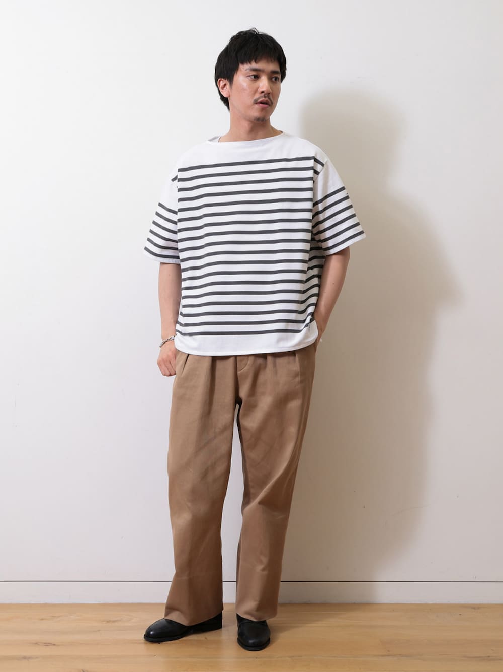「大人カジュアル、最近のいい感じコーデ、モノトーン、ローファー、春夏コーデ、シンプルコーデ、レイヤードスタイル、きれいめカジュアル、休日スタイル、ワイドパンツ、シンプルスタイル、キレイめカジュアル、カジュアルスタイル、夏、革靴」｜「ORCIVALのORCIVAL / ボートネック ショートスリーブ プルオーバー（Tシャツ/カットソー、グレー系）」を使った、こうたろうさん（メンズ・182cm）の春コーディネートの1枚目の写真