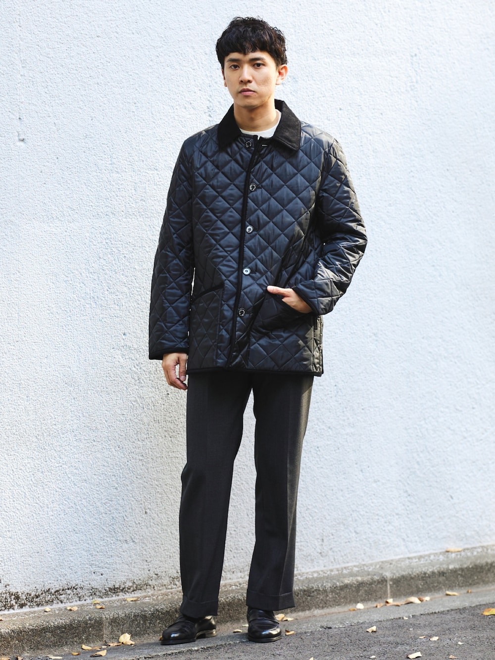 ブラック系のブルゾンを着用したメンズの秋コーディネートの1枚目の写真
