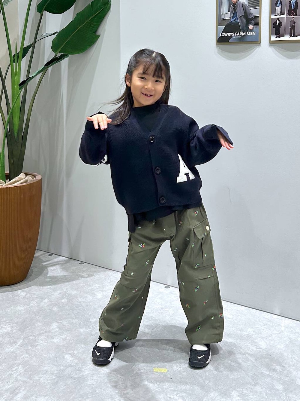 ブルー系のカーディガン/ボレロ、ブラック系のTシャツ/カットソー、グリーン系のカーゴパンツを着用したレディースの冬コーディネートの1枚目の写真