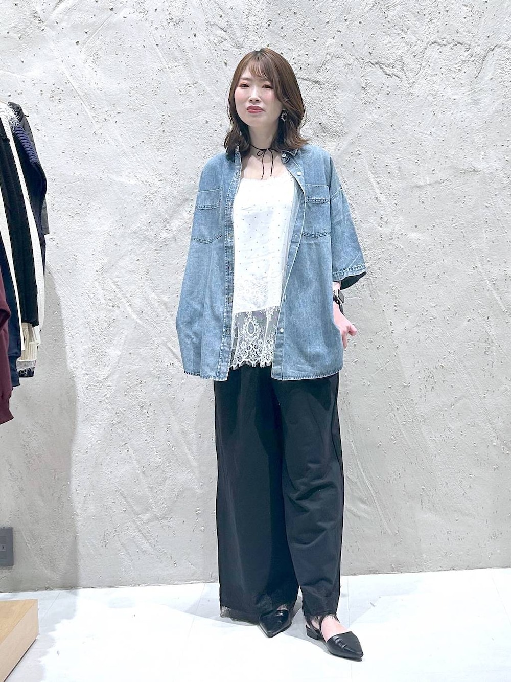 シルバー系のタンクトップ、ブルー系のシャツ/ブラウス、ブラック系のサンダルを着用したレディースの夏コーディネートの1枚目の写真