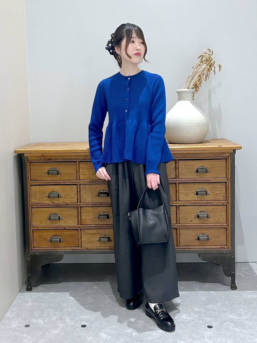 ブラック系のショルダーバッグ、グレー系のその他パンツ、ブラック系のローファーを着用したレディースの秋コーディネートの1枚目の写真