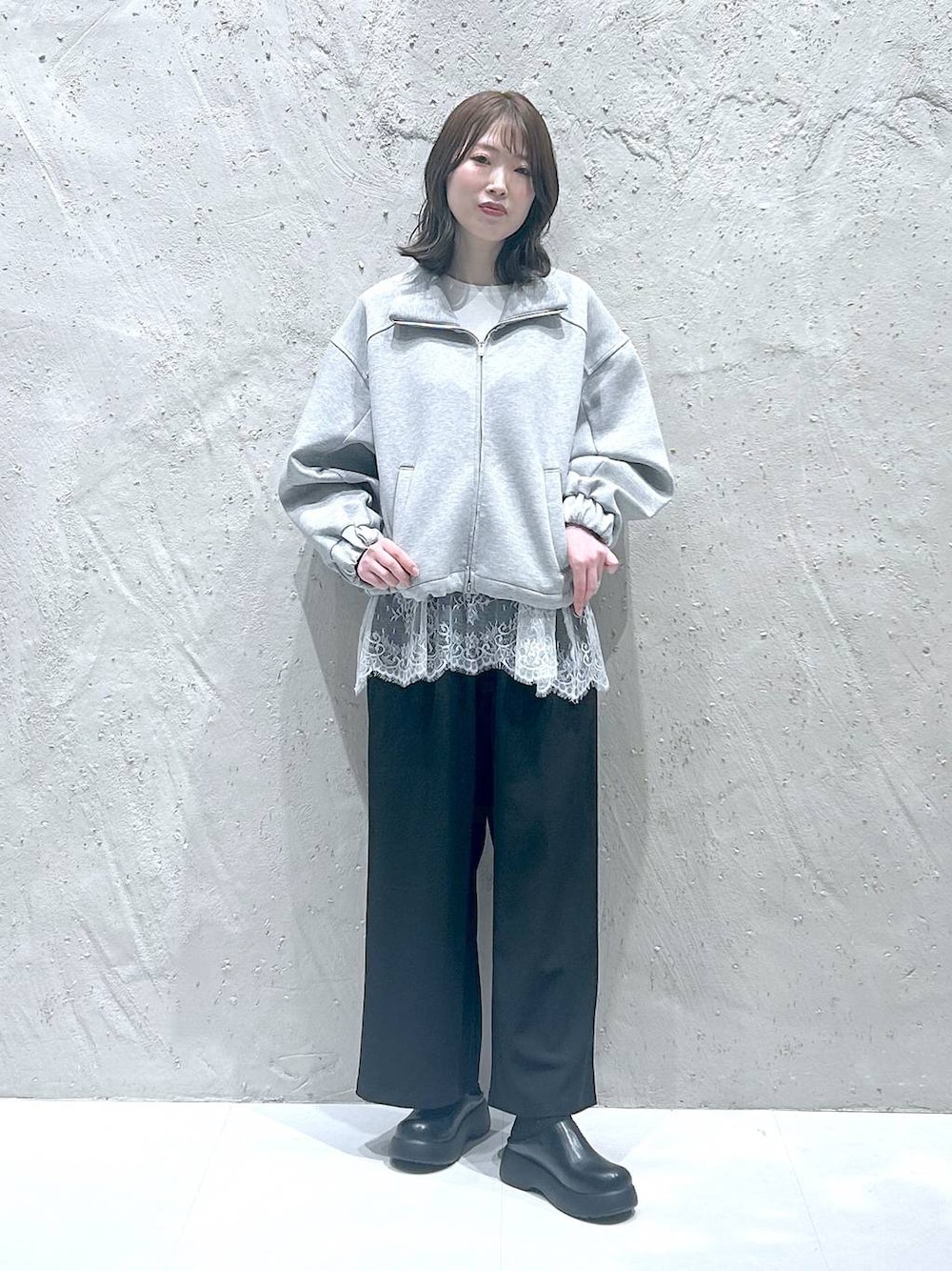 ベージュ系のその他パンツ、ブラック系のサンダル、グレー系のスウェットを着用したレディースの春コーディネートの1枚目の写真