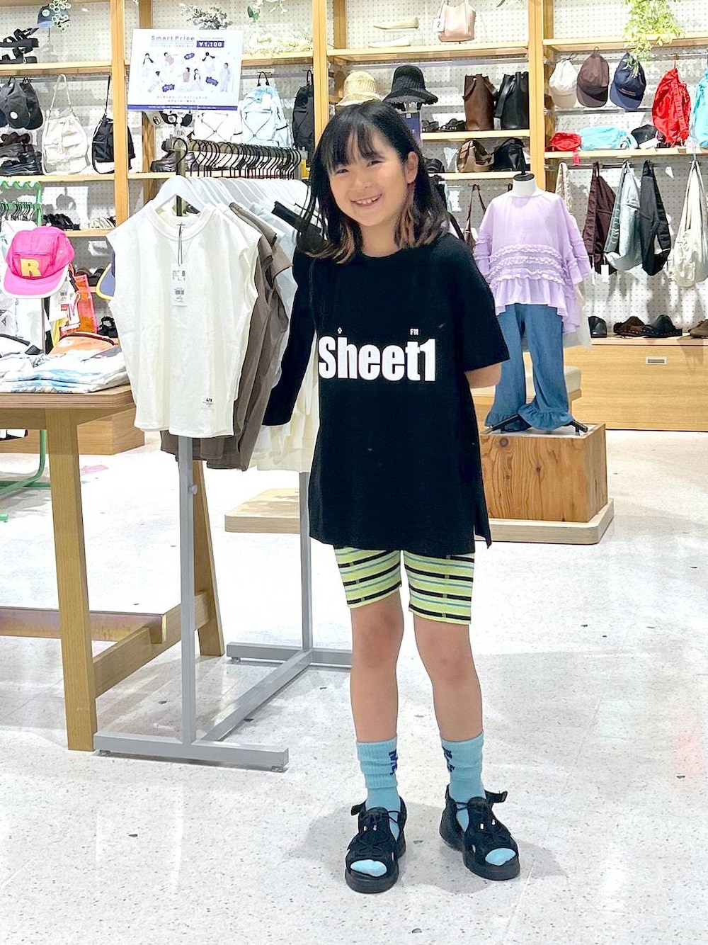 ブラック系のサンダル、ブラック系のTシャツ/カットソー、グリーン系のレギンス/スパッツを着用したレディースの夏コーディネートの1枚目の写真