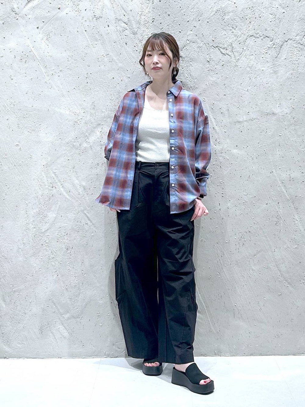 ブラック系のその他パンツ、シルバー系のタンクトップ、ブラック系のサンダルを着用したレディースの秋コーディネートの1枚目の写真
