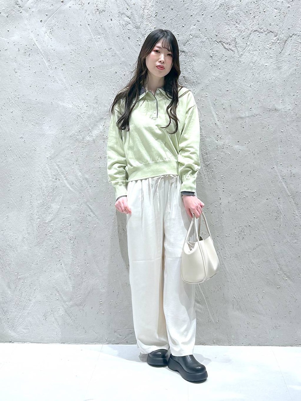 ホワイト系のショルダーバッグ、ブラック系のサンダル、ホワイト系のその他パンツを着用したレディースの春コーディネートの1枚目の写真