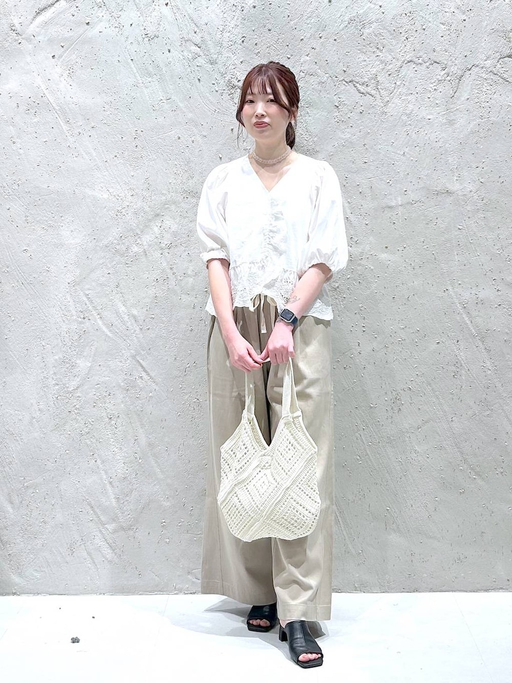 ベージュ系のデニムパンツ、ホワイト系のシャツ/ブラウス、ブラック系のサンダルを着用したレディースの夏コーディネートの1枚目の写真