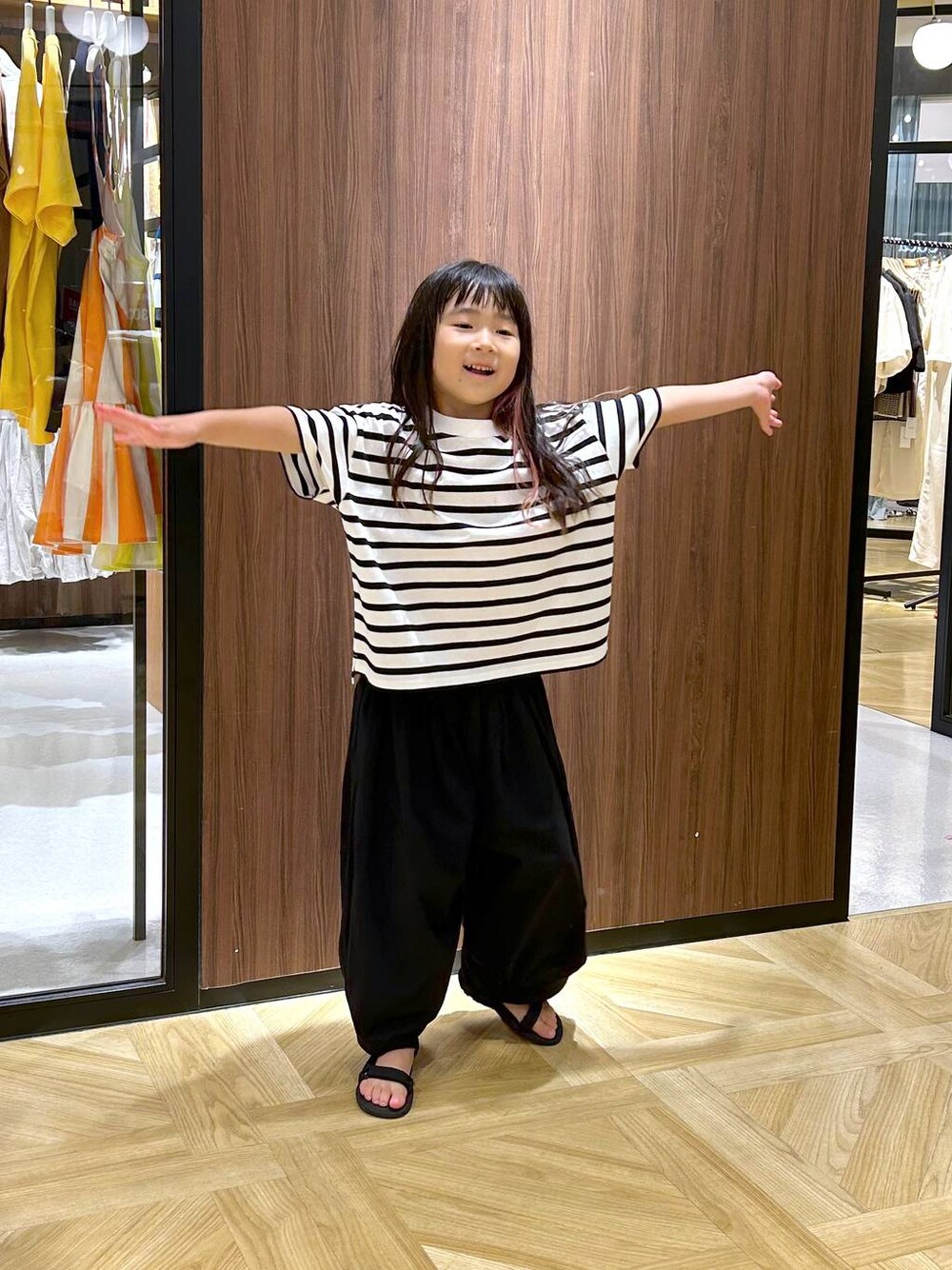 ブラック系のTシャツ/カットソー、ブラック系のその他パンツを着用したキッズの夏コーディネートの1枚目の写真