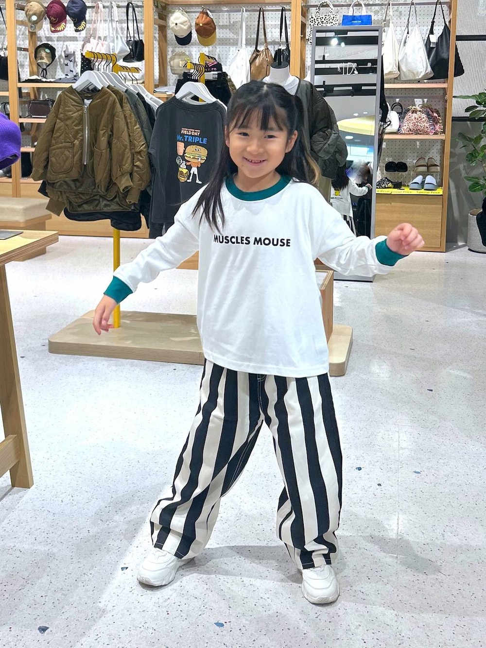 その他のその他パンツ、グリーン系のTシャツ/カットソーを着用したキッズの秋コーディネートの1枚目の写真