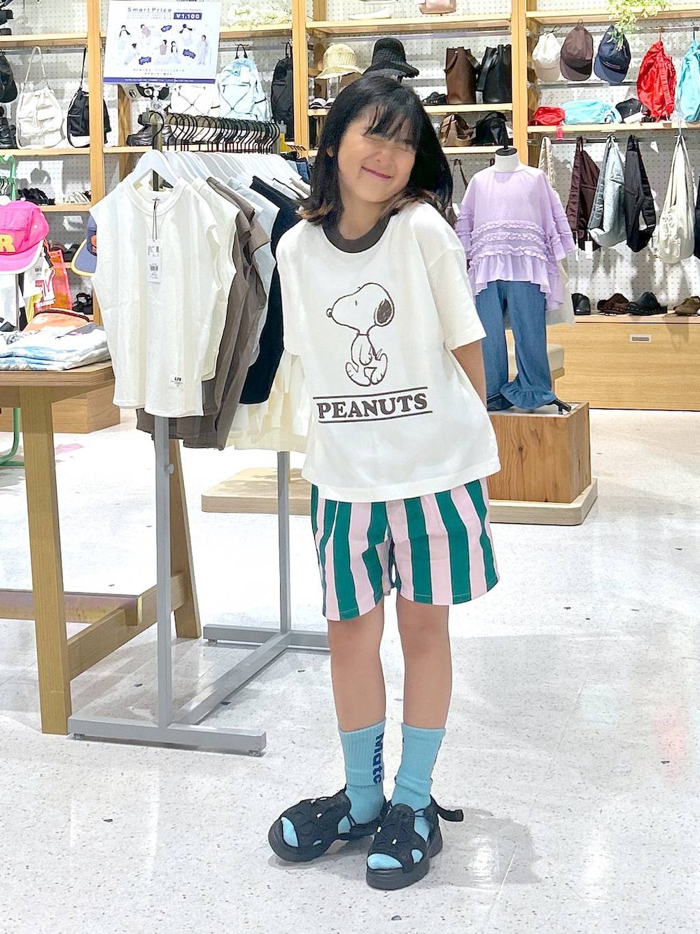ブルー系のその他パンツ、ベージュ系のTシャツ/カットソー、ブルー系のソックス/靴下を着用したキッズの夏コーディネートの1枚目の写真