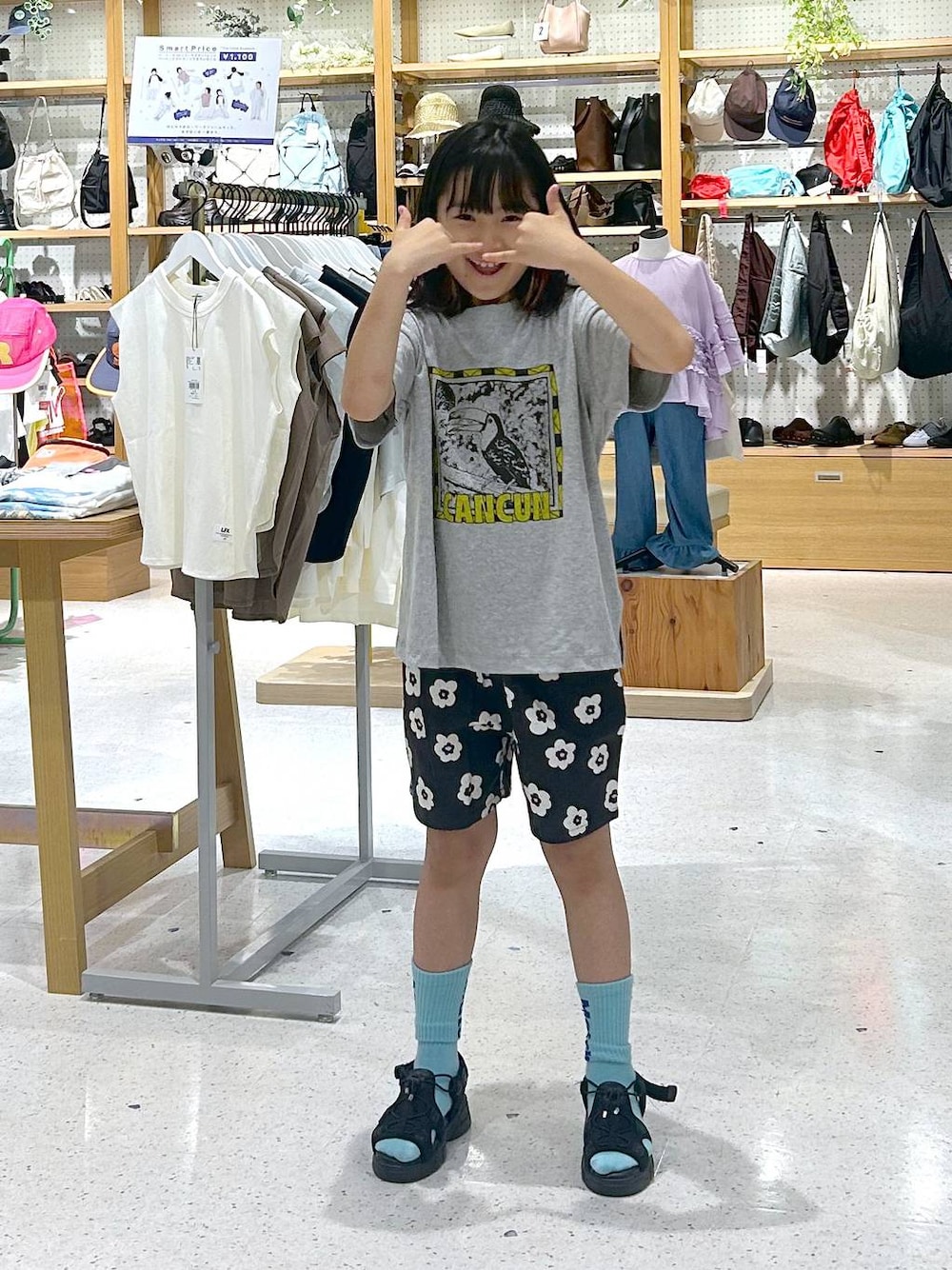 ブラック系のその他パンツ、ブラック系のサンダル、グレー系のTシャツ/カットソーを着用したレディースの夏コーディネートの1枚目の写真