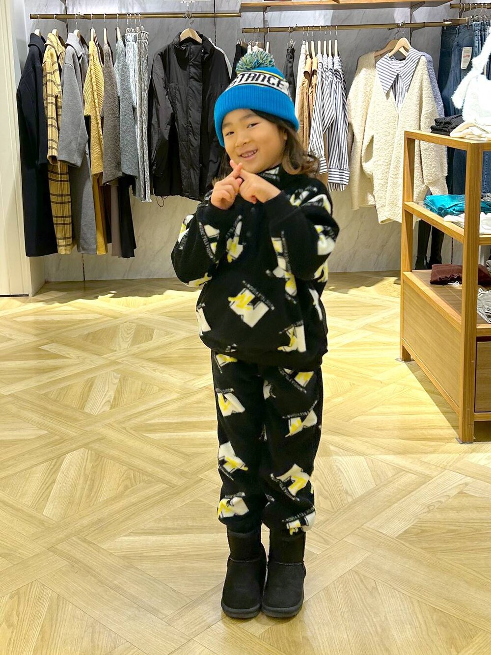 ブラック系のその他パンツ、ブラック系のパーカー、ブルー系のニットキャップ/ビーニーを着用したレディースの秋コーディネートの1枚目の写真