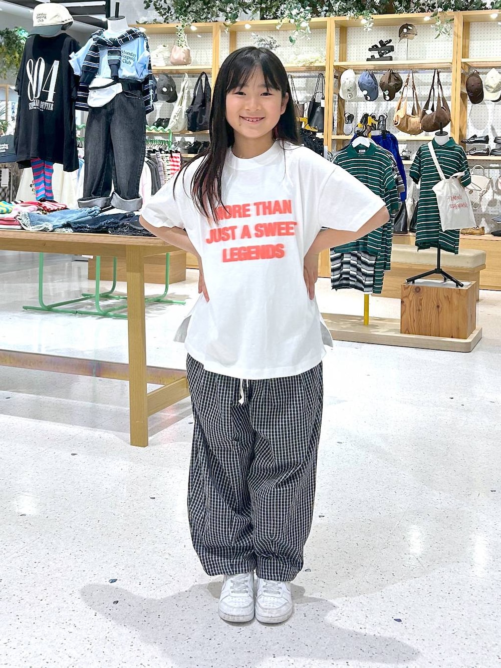 ホワイト系のTシャツ/カットソー、ブラック系のその他パンツを着用したレディースの春コーディネートの1枚目の写真