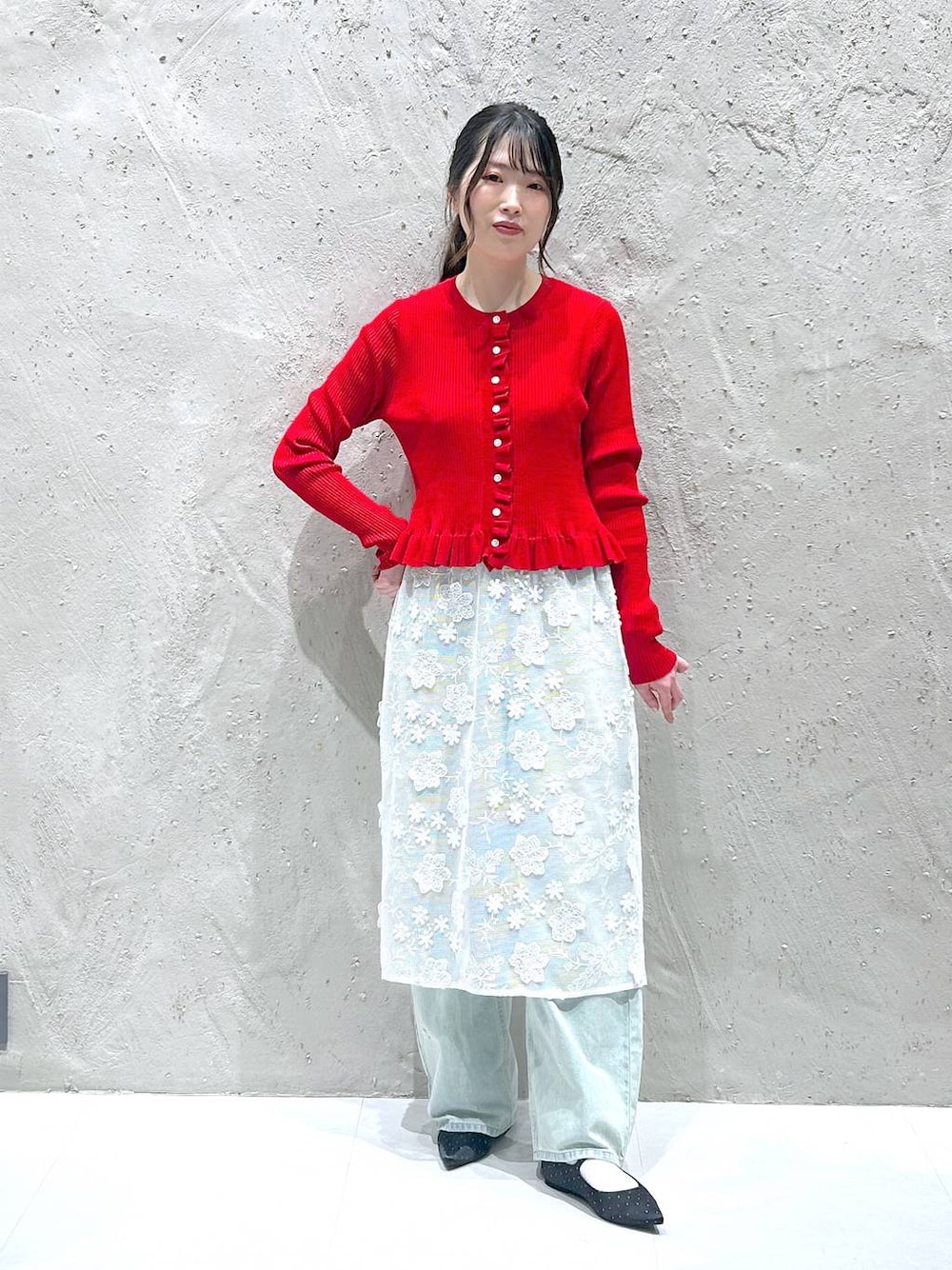 ブラック系のパンプス、ブルー系のデニムパンツ、レッド系のTシャツ/カットソーを着用したレディースの春コーディネートの1枚目の写真