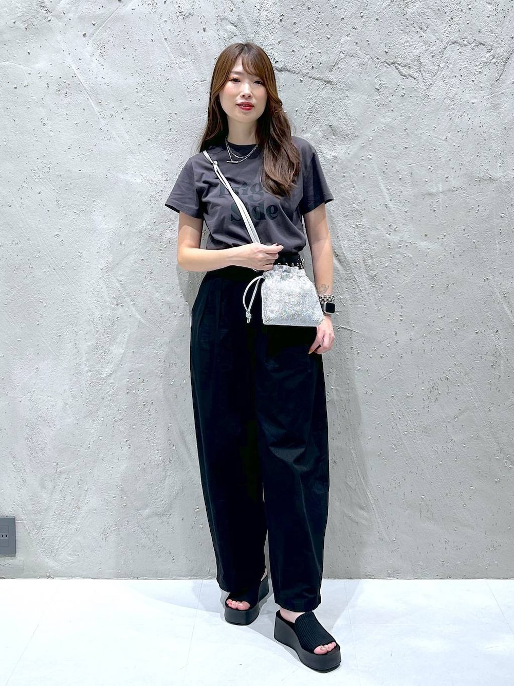 ブラック系のサンダル、シルバー系のショルダーバッグ、グレー系のTシャツ/カットソーを着用したレディースの夏コーディネートの1枚目の写真