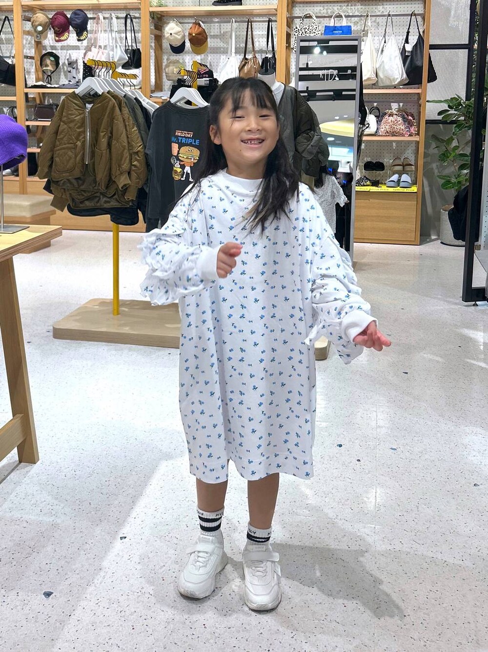 「ドットエスティ秋コーデ、高身長、着痩せ・細見え、キッズ、ママコーデ、大人女子カジュアル_LOWRYS FARM、リンクコーデ、親子コーデ、キッズ服、秋コーデ、ワンピース」｜「LOWRYS FARMのＵＳＡソデフリルワンピース　148563（ワンピース、ブルー系）」を使った、lfyuikoさん（キッズ・123cm）の秋コーディネートの1枚目の写真