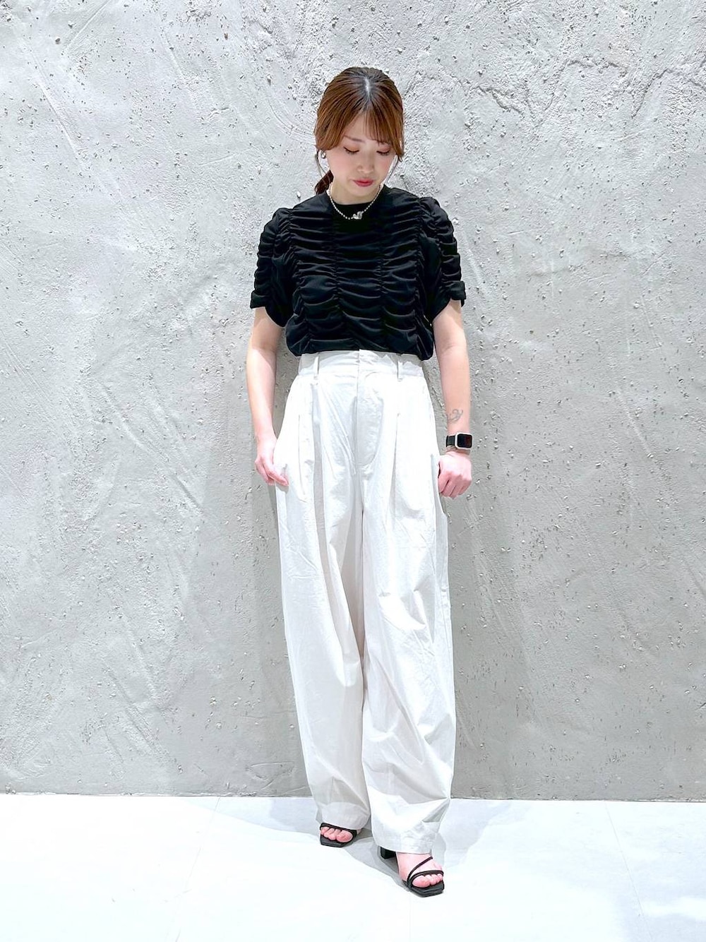 ブラック系のサンダル、グレー系のその他パンツ、ブラック系のTシャツ/カットソーを着用したレディースの春コーディネートの1枚目の写真