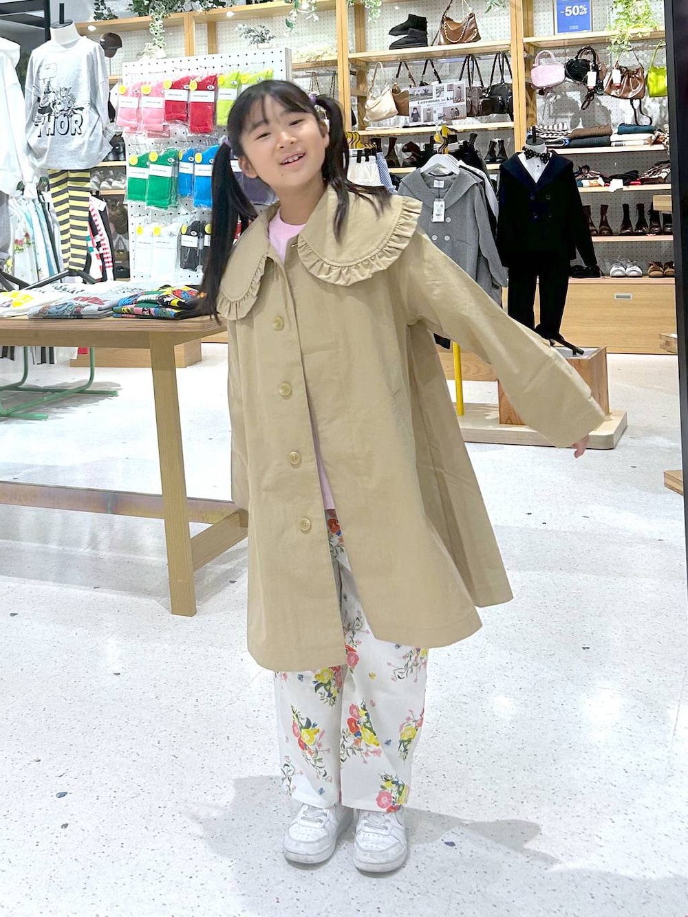 ピンク系のTシャツ/カットソー、ホワイト系のその他パンツを着用したキッズの冬コーディネートの1枚目の写真