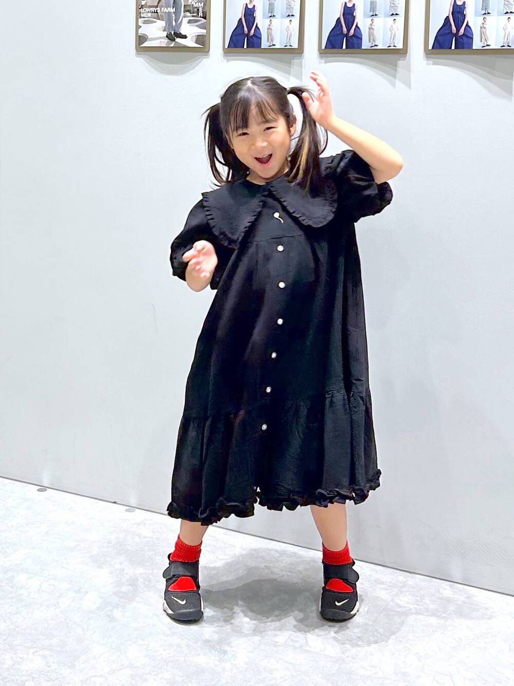 ブラック系のワンピース、レッド系のソックス/靴下を着用したキッズの秋コーディネートの1枚目の写真