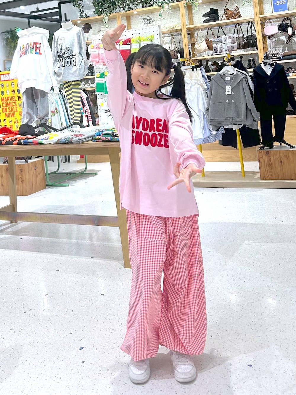 ピンク系のTシャツ/カットソー、レッド系のその他パンツを着用したキッズの春コーディネートの1枚目の写真