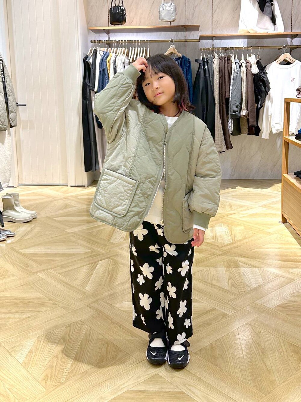 「ジャケット、ワイドパンツ、高身長、着痩せ・細見え、キッズ、キッズ服、リンクコーデ、親子コーデ、冬コーデ」｜「LOWRYS FARMのキルティングブルゾン　287653（ブルゾン、グリーン系）」を使った、lfyuikoさん（キッズ・116cm）の秋コーディネートの1枚目の写真