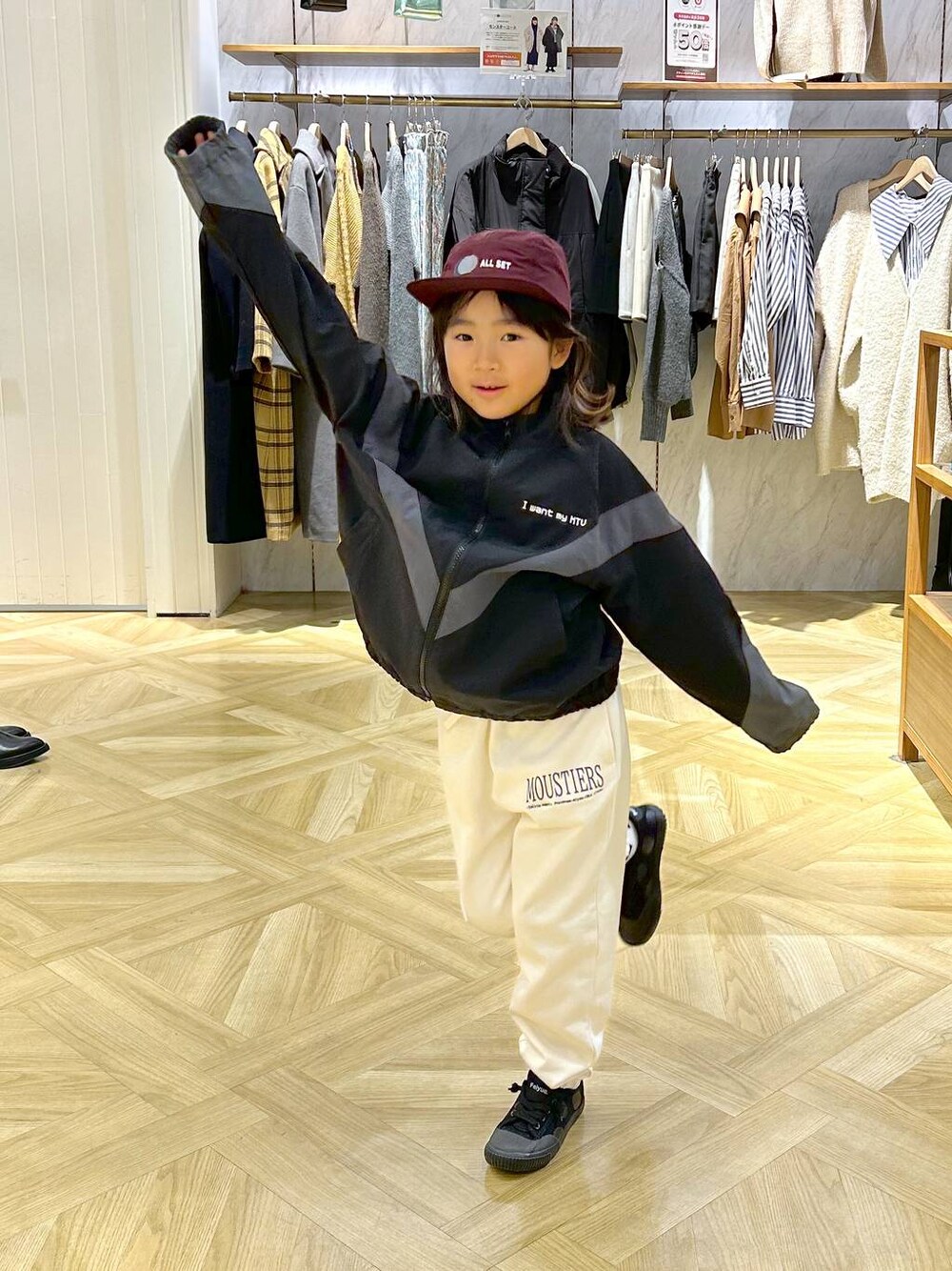 「冬コーデ、高身長、着痩せ・細見え、キッズ、ママコーデ、大人女子カジュアル_LOWRYS FARM、カジュアル、ゆったり、楽ちんコーデ、リンクコーデ、親子コーデ、ブルゾン、スウェットパンツ、キッズ服」｜「LOWRYS FARMのウラケジョグパンツ　966725（その他パンツ、ホワイト系）」を使った、lfyuikoさん（キッズ・117cm）の秋コーディネートの1枚目の写真